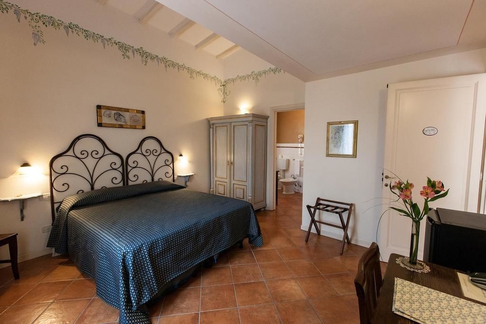 

Cagliari - Scarperia - Hotel Locanda Degli Artisti