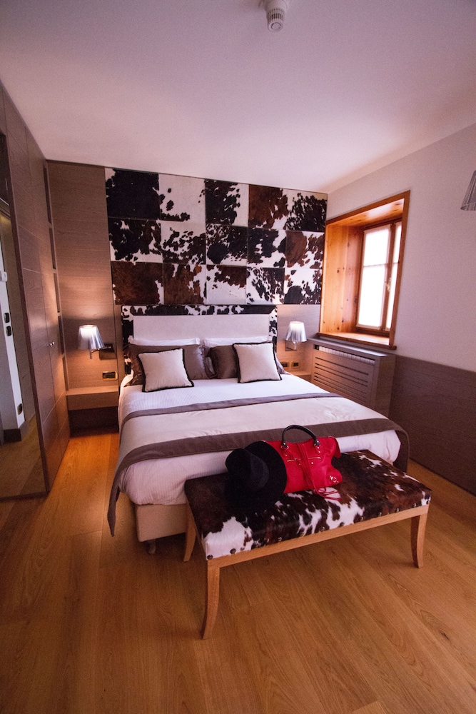 

Bari - Cortina d'Ampezzo - Ambra Cortina Luxury&Fashion Hotel