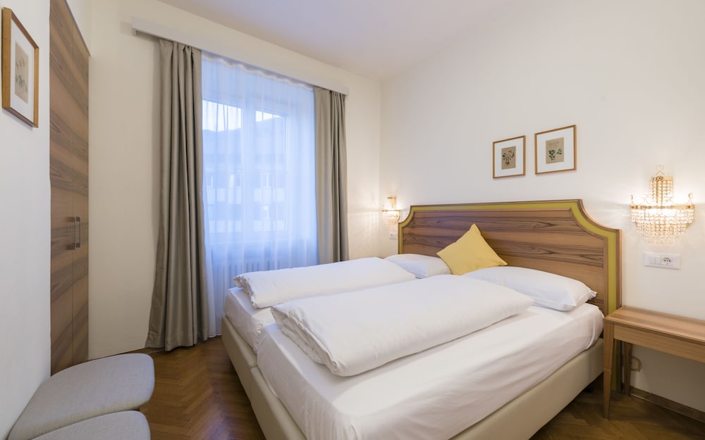 

Lamezia Terme - Caldaro sulla Strada del Vino - Hotel Elefant