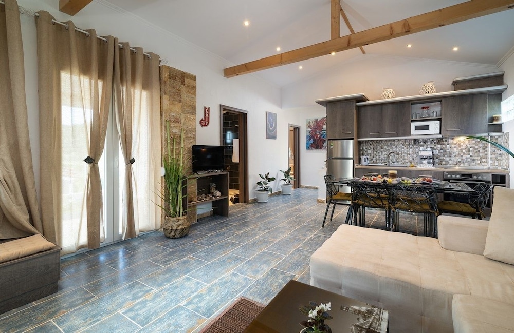 

Roma - Toroni - Caretta Village