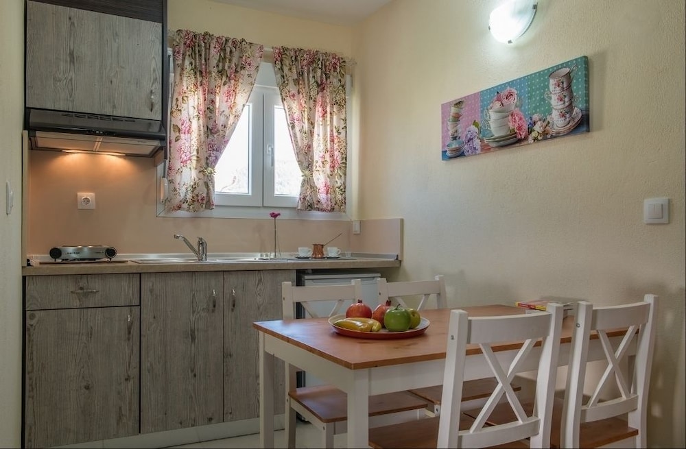 

Milano - Toroni - Caretta Village