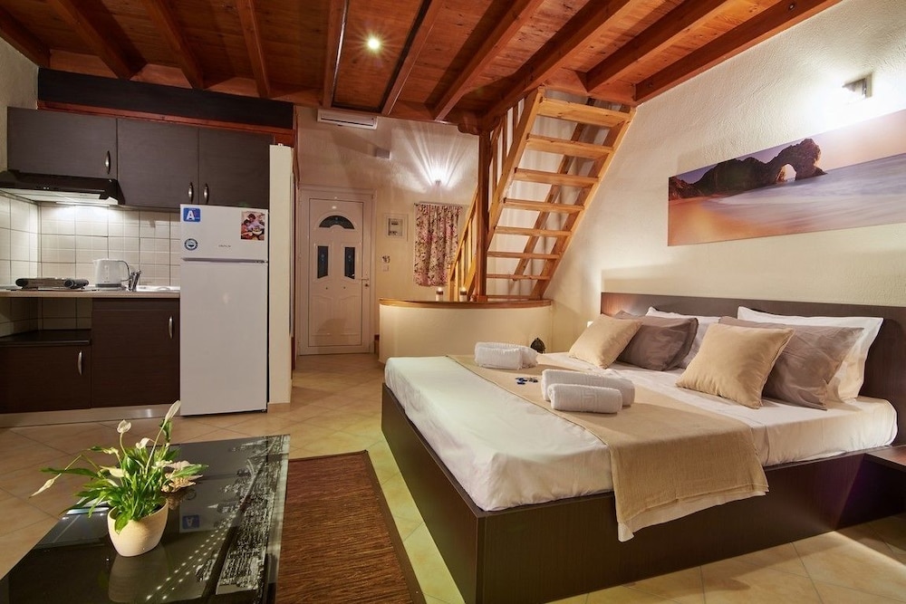 

Roma - Toroni - Caretta Village