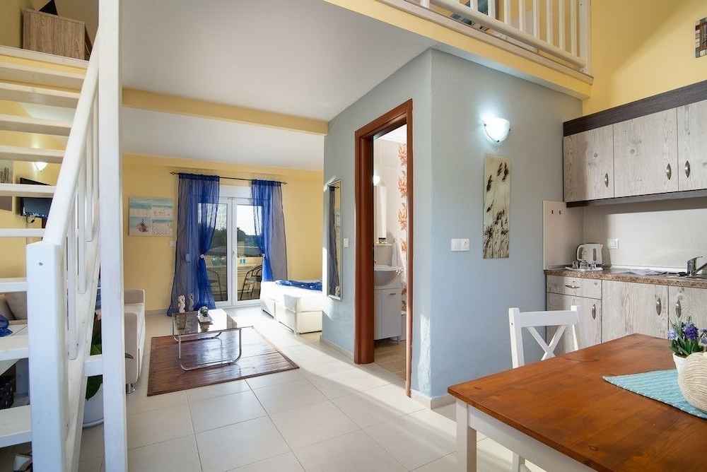 

Milano - Toroni - Caretta Village
