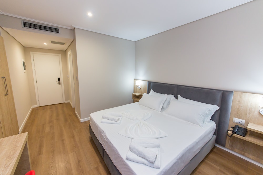 

Milano - Ksamil - Class Hotel