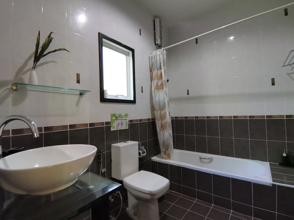 

Roma - Nai Harn Beach - Thai Modern Resort & Spa "Newly Renovated