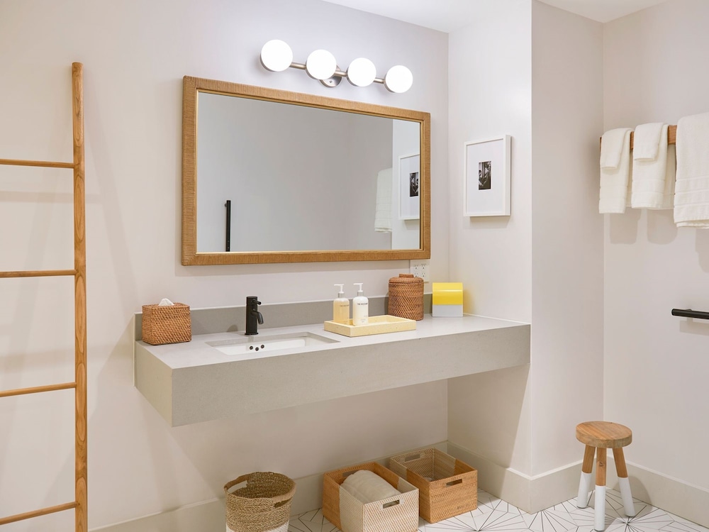

Torino - New York - Aeroporto JFK - The Rockaway Hotel