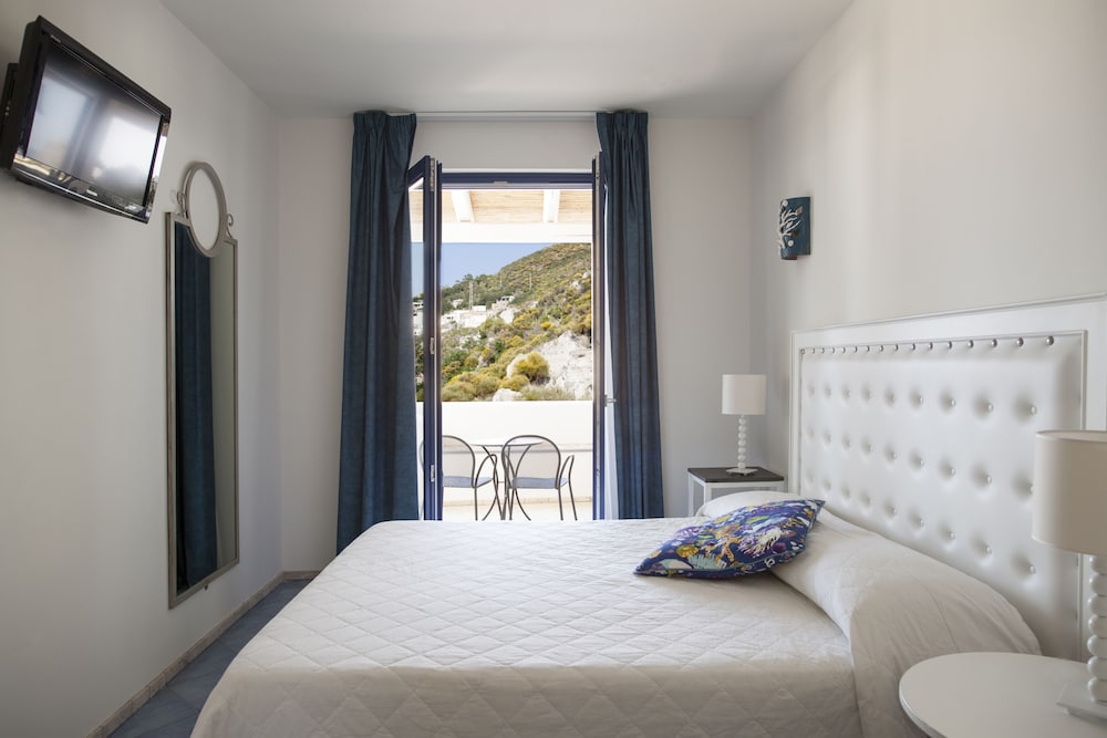 

Napoli - Isole Eolie, Sicilia - Hotel Cutimare - Aeolian Charme
