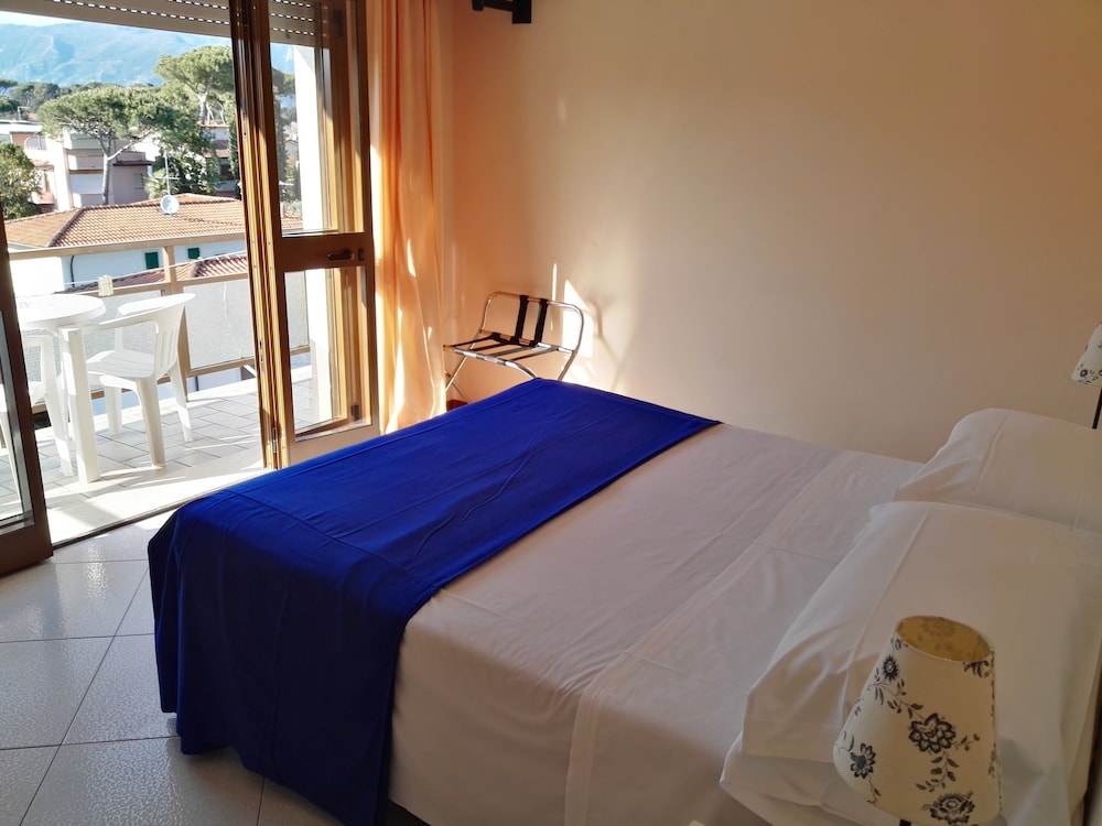 

Bari - Viareggio - Hotel Elizabeth