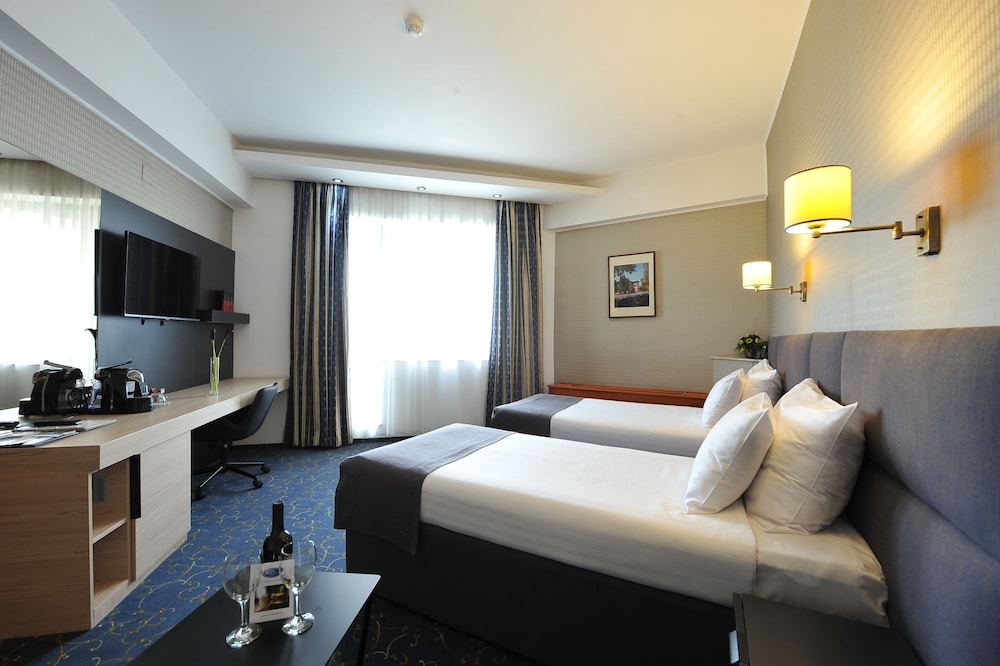 

Pescara - Otopeni - Crystal Palace Hotel
