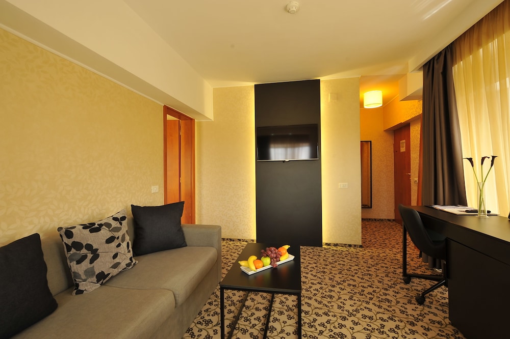 

Pisa - Otopeni - Crystal Palace Hotel