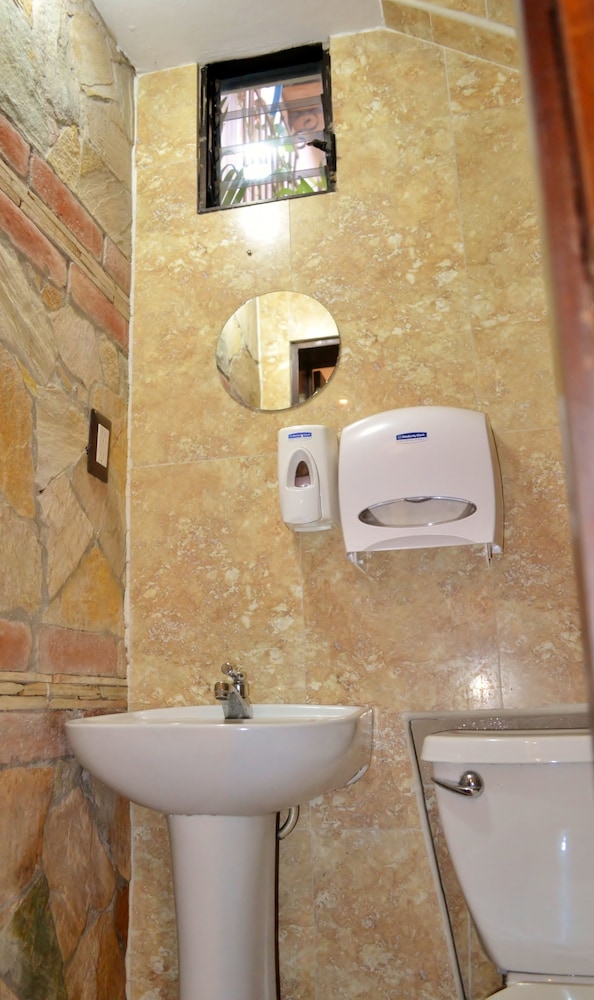

Milano - San Salvador - Hotel Villa Florencia Centro