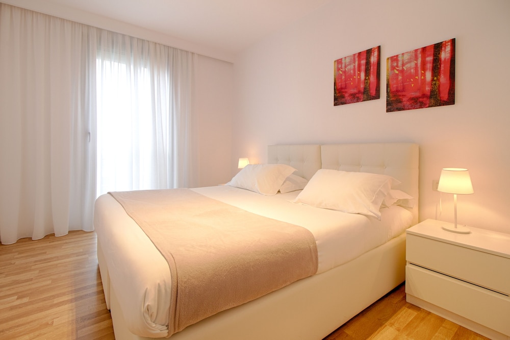 

Bari - Tirana - The Rooms Apartments Tirana