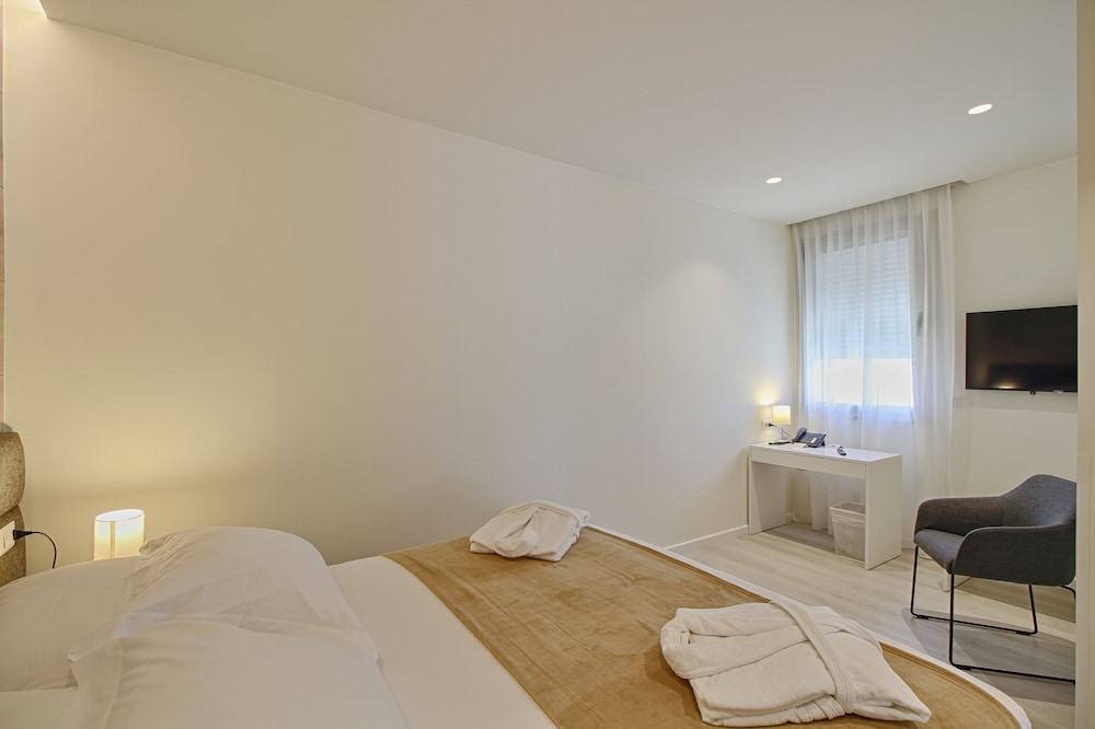 

Roma - Tirana - The Rooms Apartments Tirana