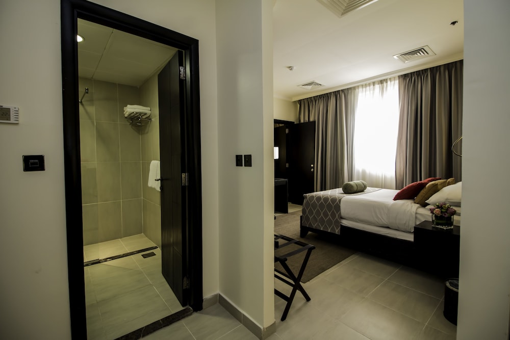 

Bologna - Katar - The Royal Riviera Hotel