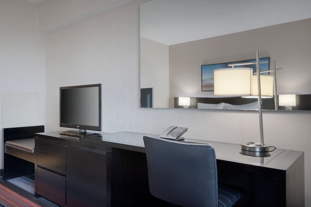 

Bari - Jamaica (NY) - Courtyard by Marriott New York JFK Airport
