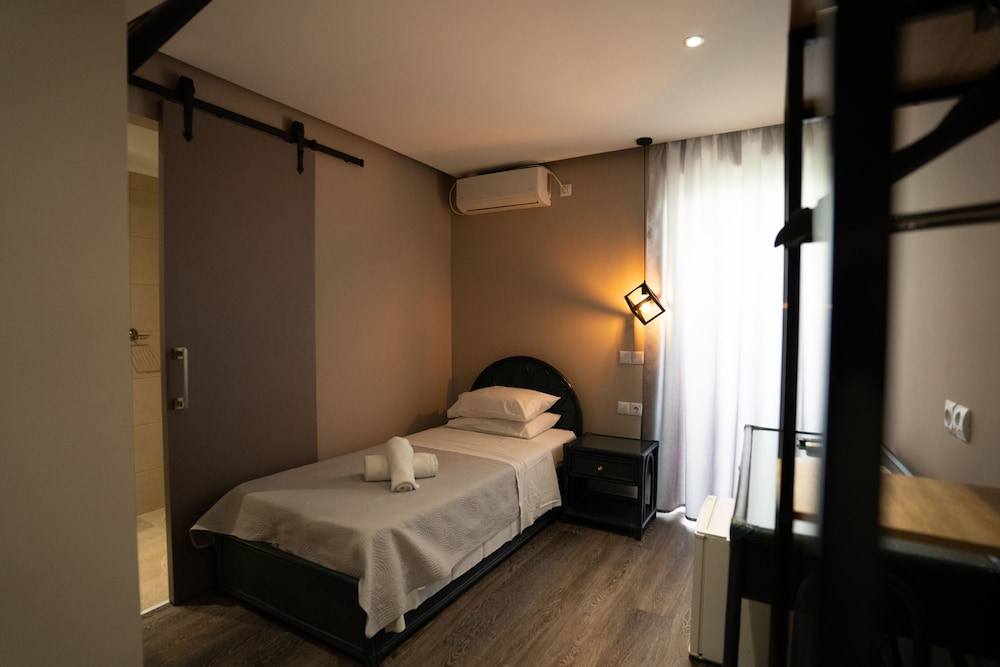 

Milano - Vouliagmeni - Parthenis Riviera Hotel