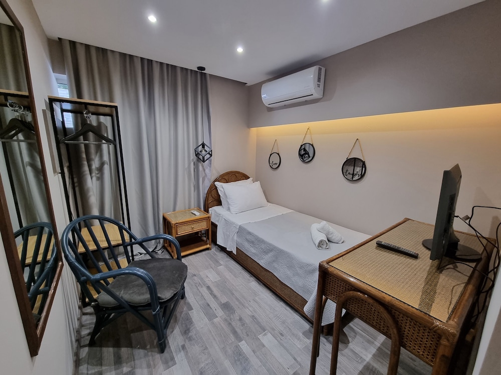 

Bologna - Glyfada (Attica) - Parthenis Riviera Hotel