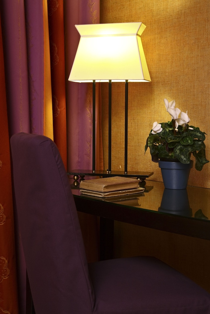 

Lamezia Terme - Parigi - Hotel De La Jatte
