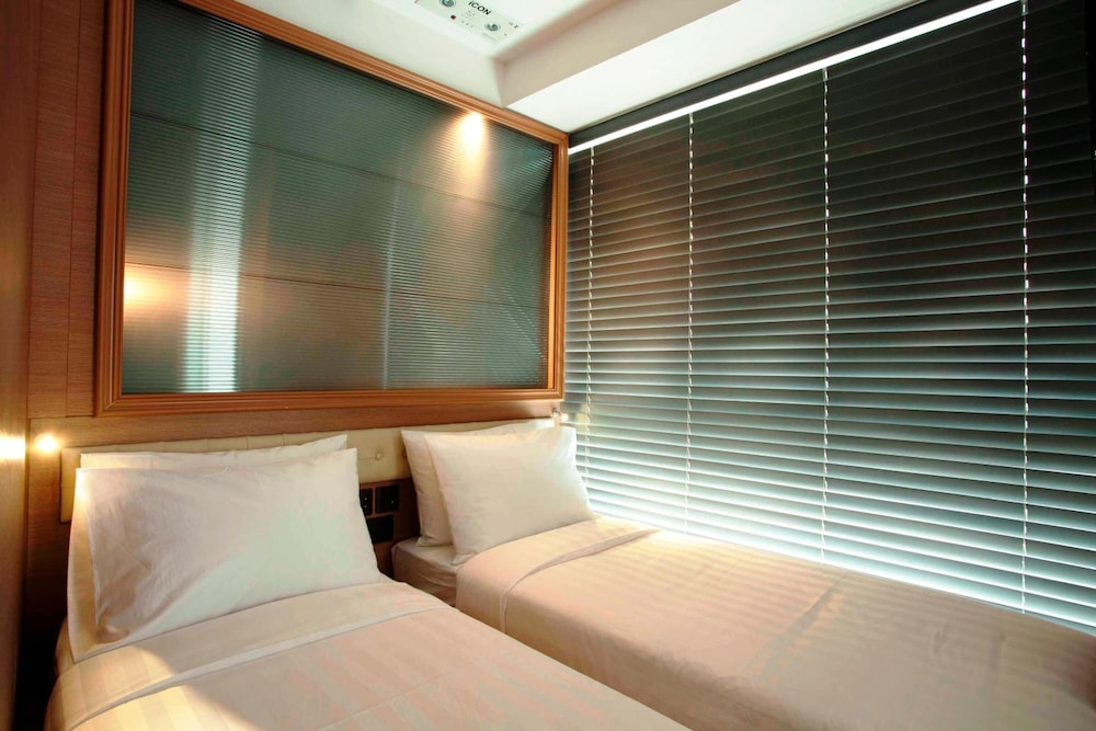 

Roma - Lamma Island - Bluejay Residences