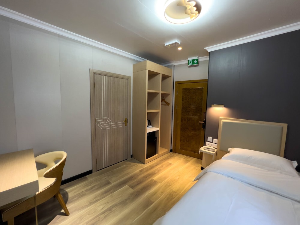 

Bologna - Vienna, Aeroporto Internazionale di Vienna - Mr.Liao Hotel