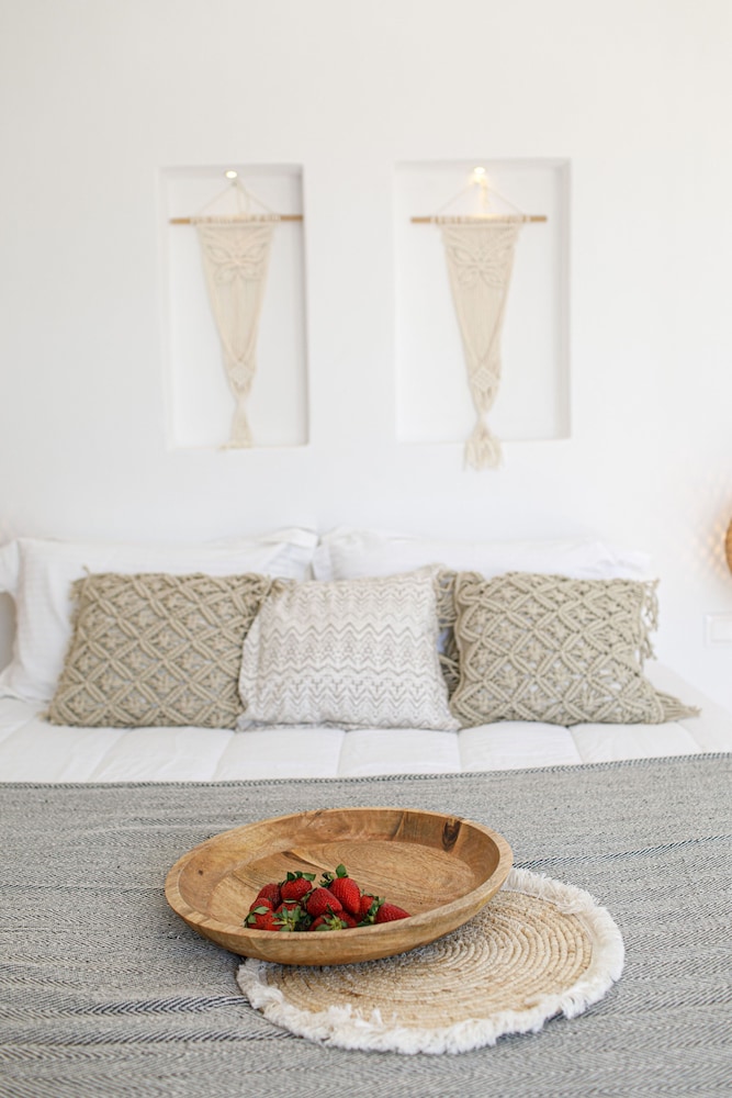 

Milano - Pirgaki - Naxos Earth Suites