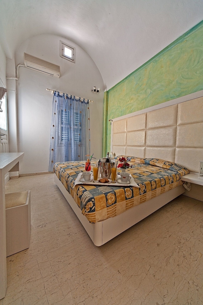 

Milano - Santorini-Akrotiri - Sellada Apartments