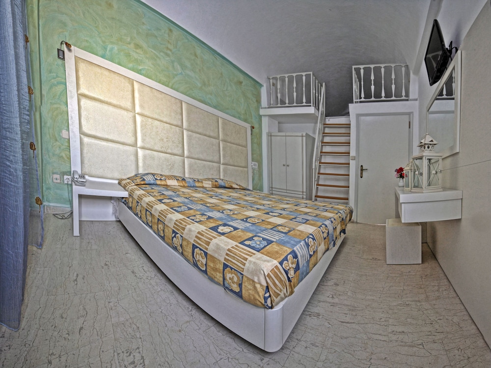 

Milano - Perissa - Sellada Apartments