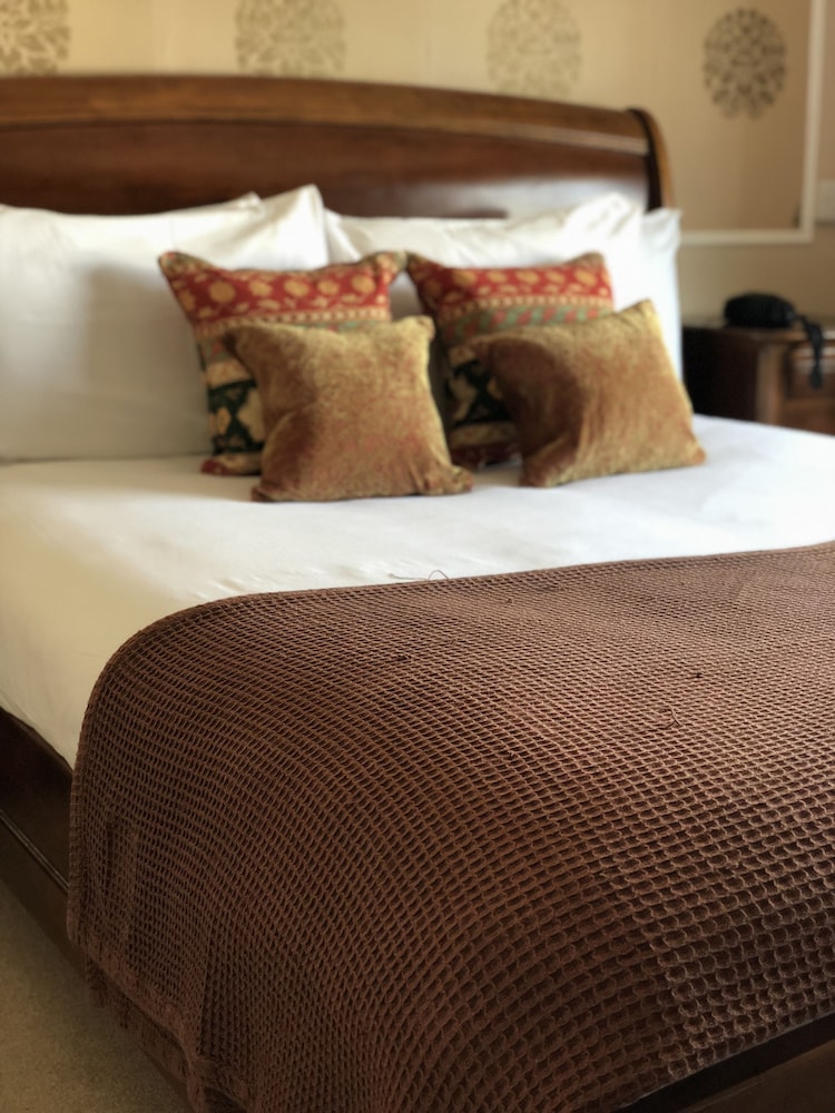 

Bologna - Farnborough - The Falcon Hotel