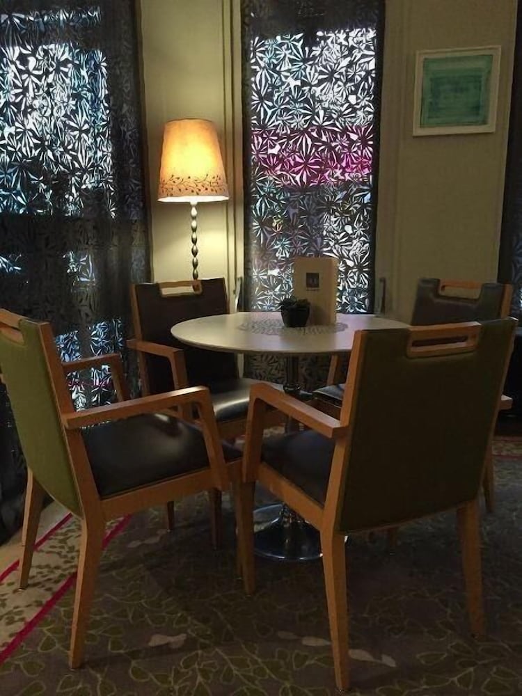 

Trieste - Suresnes - Hotel Dauphin