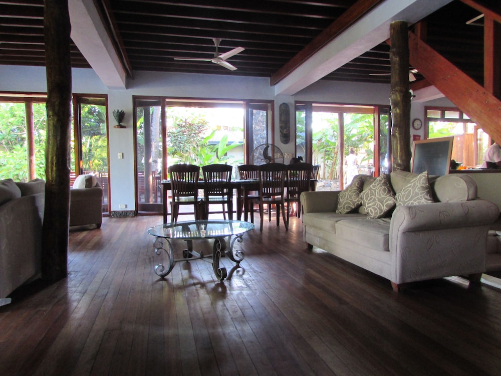 

Roma - Korolevu - deVos - The Private Residence