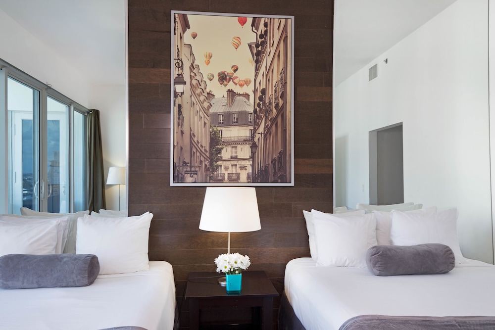 

Roma - Surfside - New Point Miami Beach Apartments