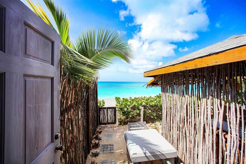 

Roma - Jolly Harbour - Conch Beach Cabins - Rumbus Beach