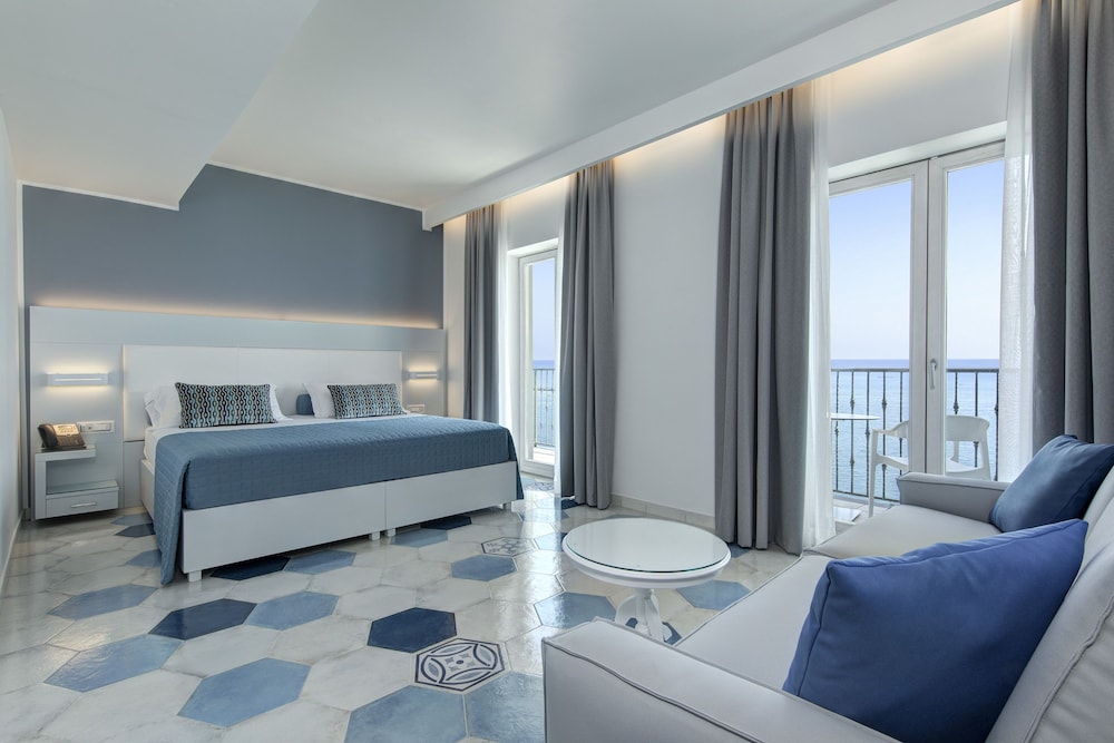 

Milano - Cetara - Lloyd's Baia Hotel