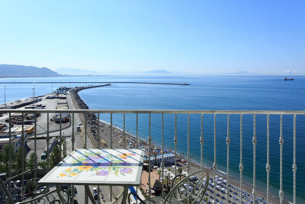 

Milano - Cetara - Lloyd's Baia Hotel