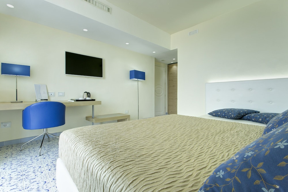 

Milano - Cetara - Lloyd's Baia Hotel