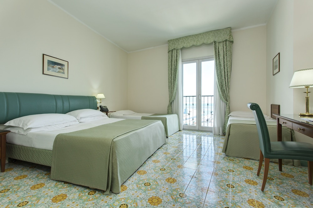 

Bologna - Cetara - Lloyd's Baia Hotel