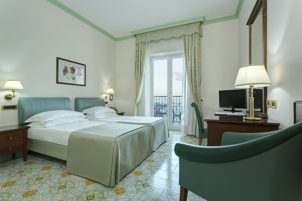 

Bologna - Cetara - Lloyd's Baia Hotel