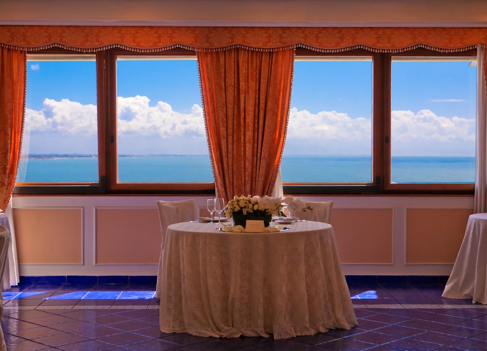 

Catania - Cetara - Lloyd's Baia Hotel