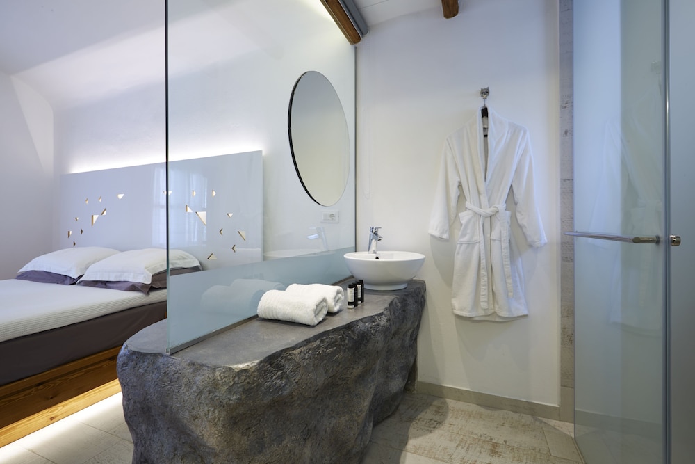

Bologna - Folégandros - Vrahos Boutique Hotel
