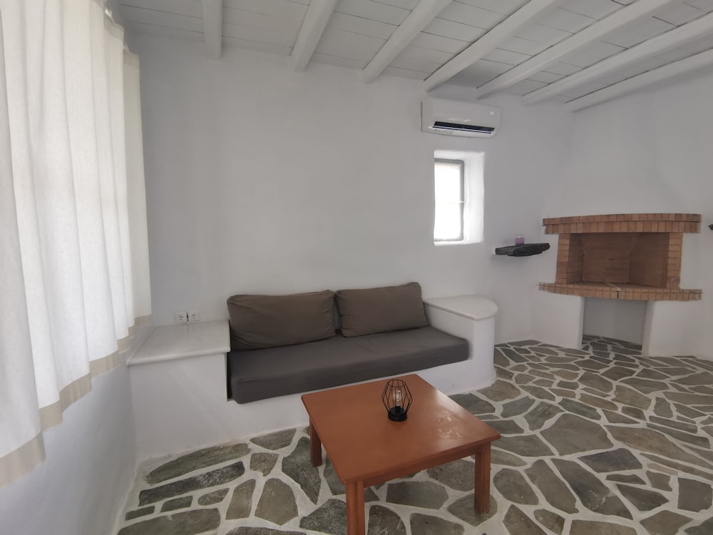 

Roma - Agios Georgios, Antiparos - Soros Beach