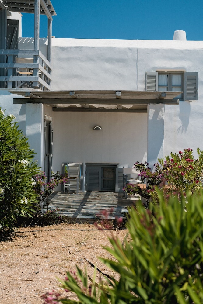 

Milano - Agios Georgios, Antiparos - Soros Beach
