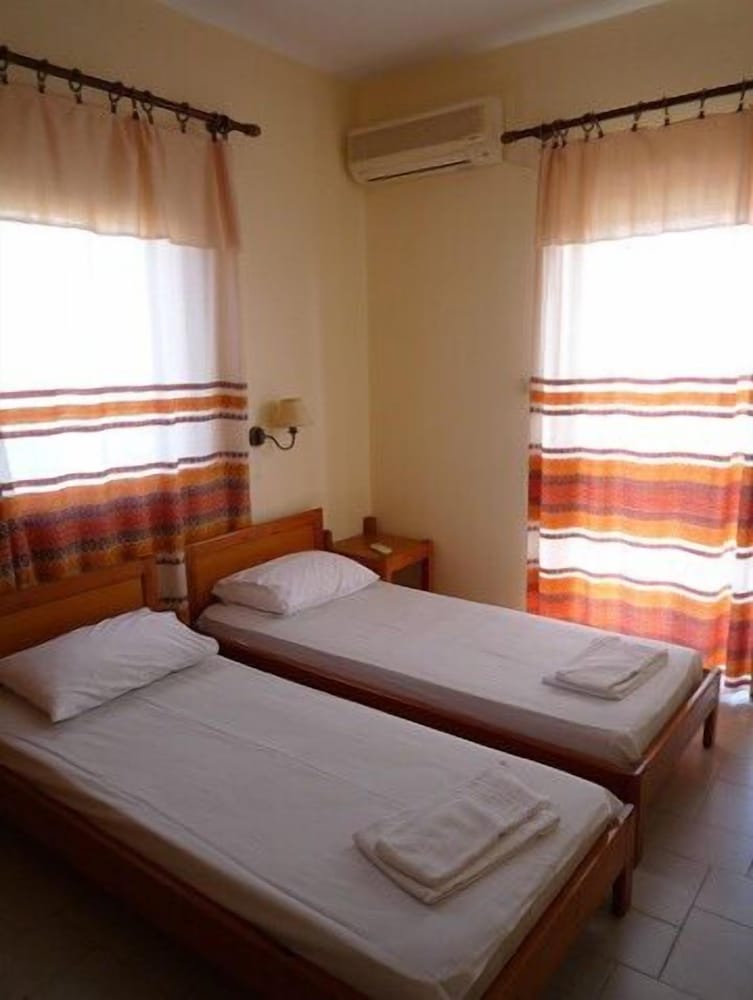 

Milano - Karteros - Haris Apartments