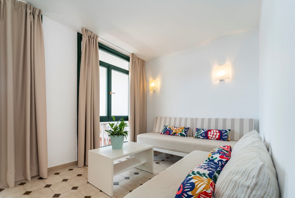 

Milano - Arenal D'En Castell - Beach Club Menorca