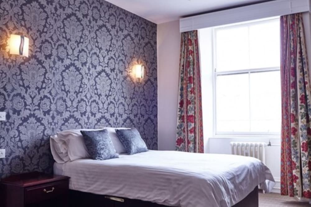 

Bari - Aberdeen - The Station Hotel