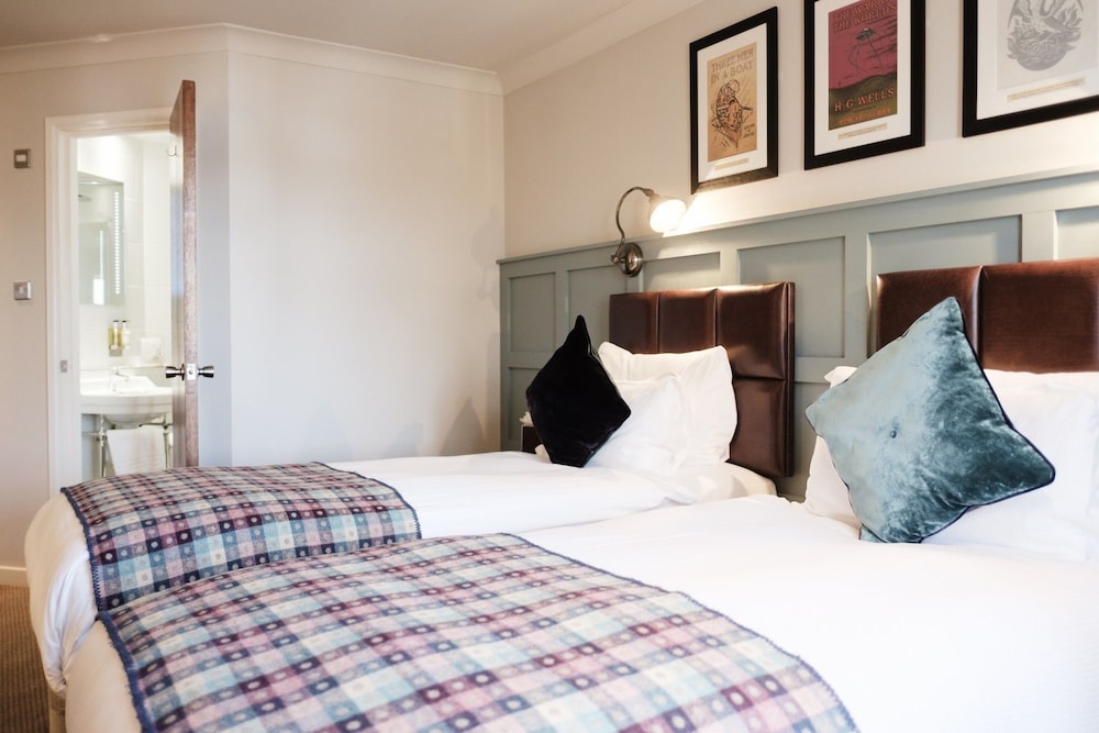 

Bologna - Sunbury - The White Hart Hotel