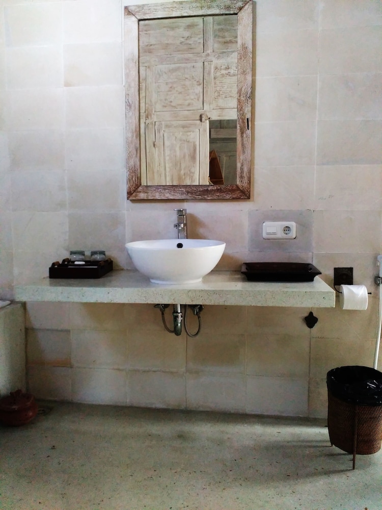 

Roma - Bali Sanur - Kampung Cenik