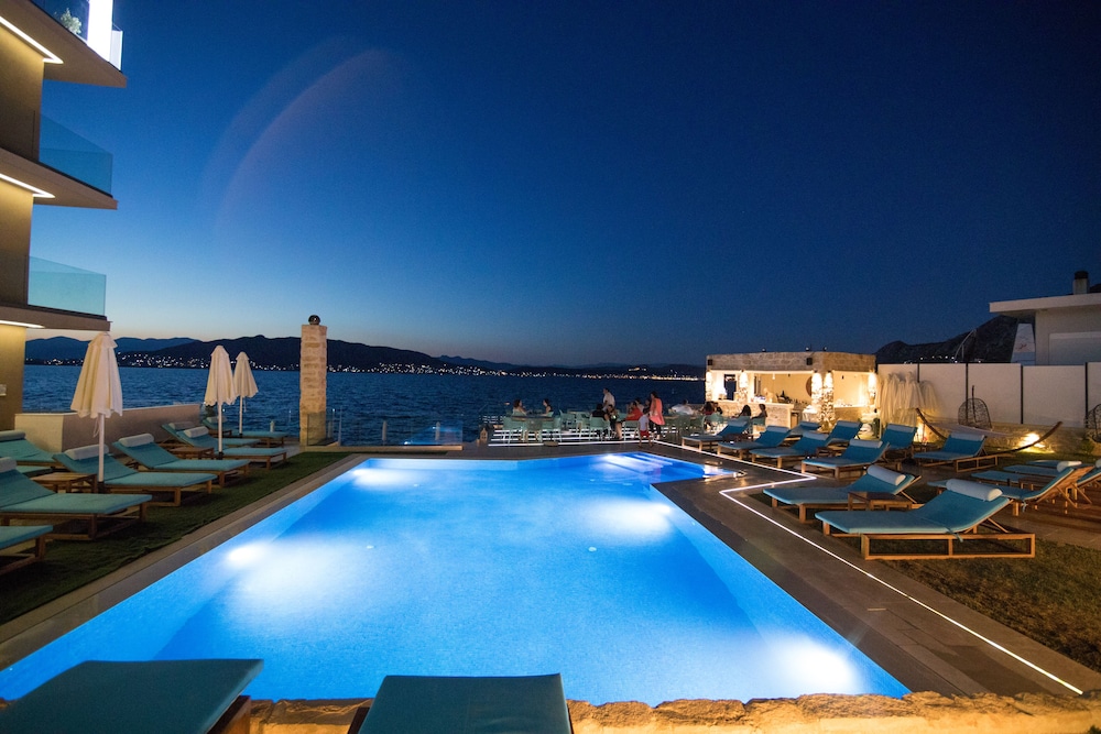 

Bologna - Salamís - Aianteion Bay Luxury Hotel & Suites