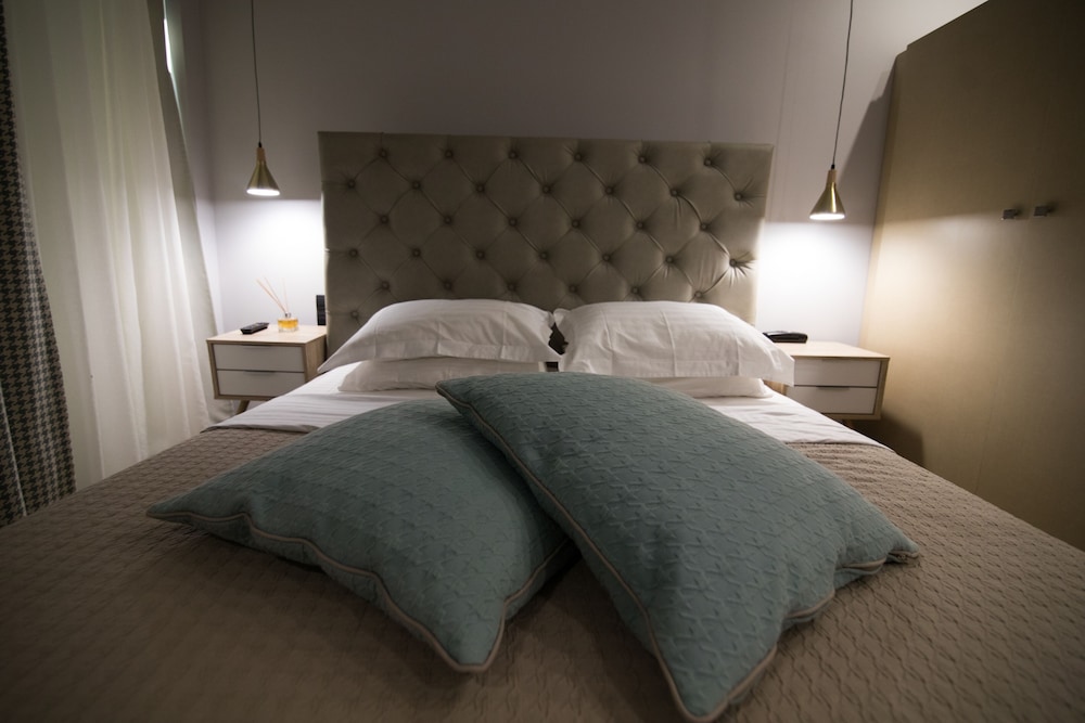 

Milano - Salamís - Aianteion Bay Luxury Hotel & Suites