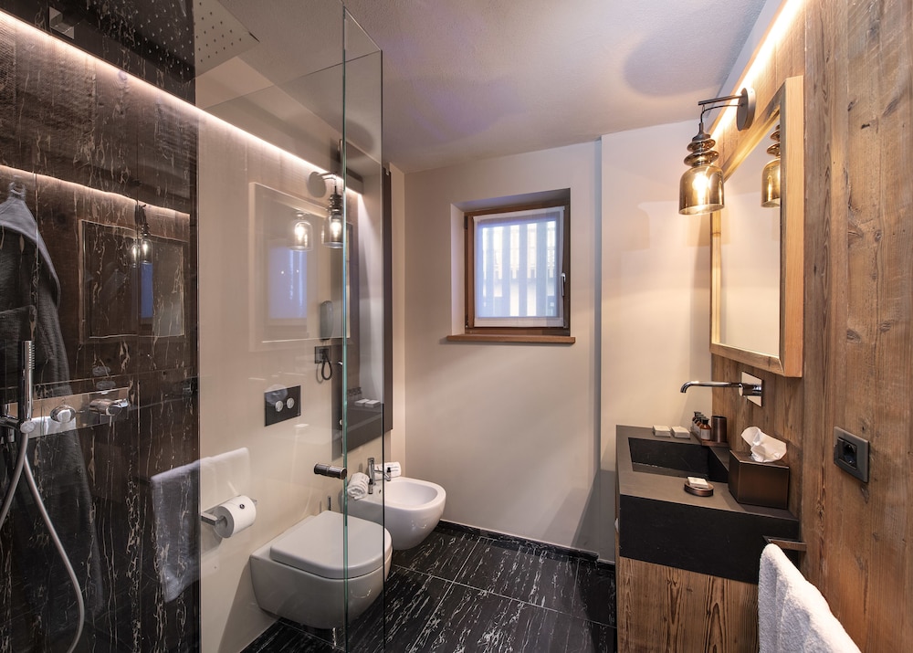 

Lamezia Terme - La Thuile - Le Massif Hotel & Lodge Courmayeur The Leading Hotels of the World