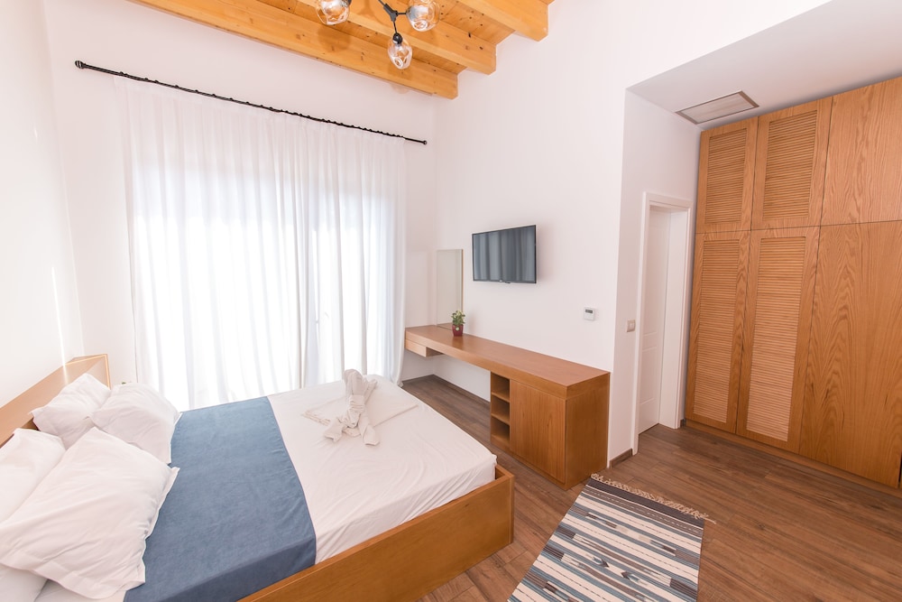 

Napoli - Dhërmi - Hildon Eco Hotel